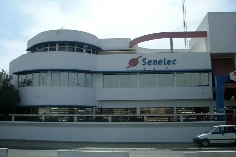 Agence Senelec de Rufisque, bâtiment blanc portant le logo de la Société nationale d'électricité du Sénégal