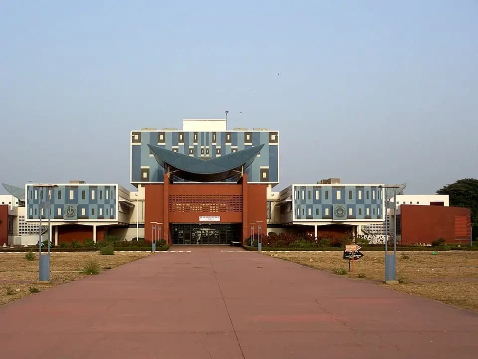 Façade de la bibliothèque universitaire de l'Université Cheikh Anta Diop de Dakar