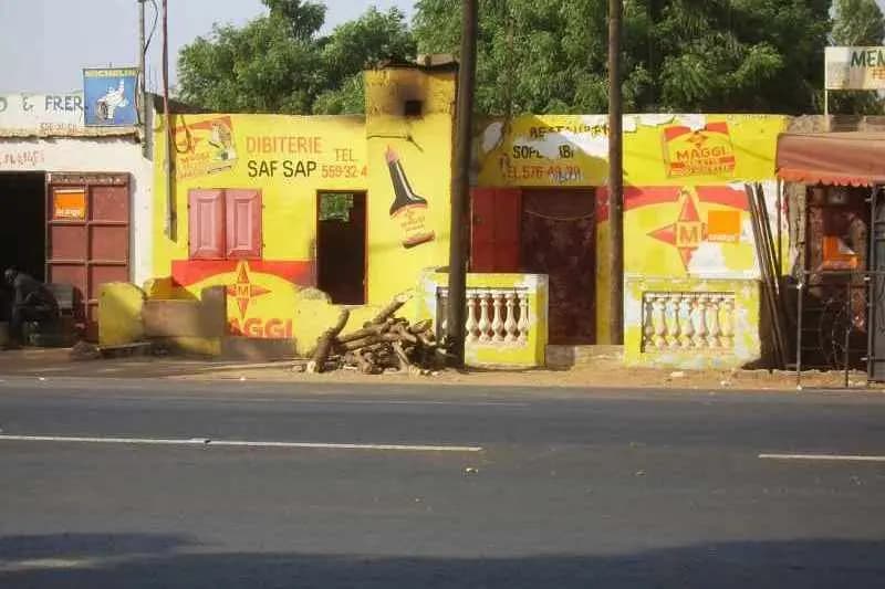 Façade colorée d'une petite boutique au bord d'une route au Sénégal