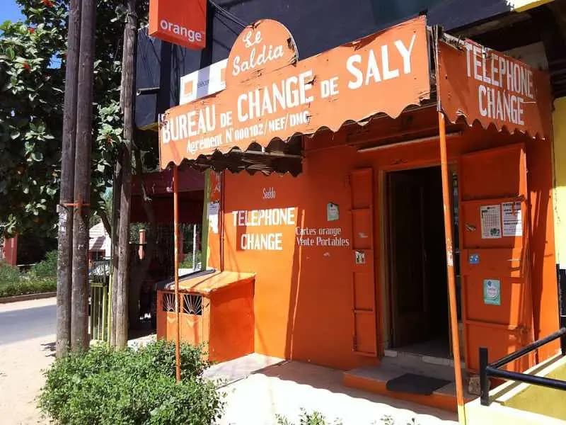 Boutique de téléphonie et de change à Saly, sur la Petite Côte du Sénégal