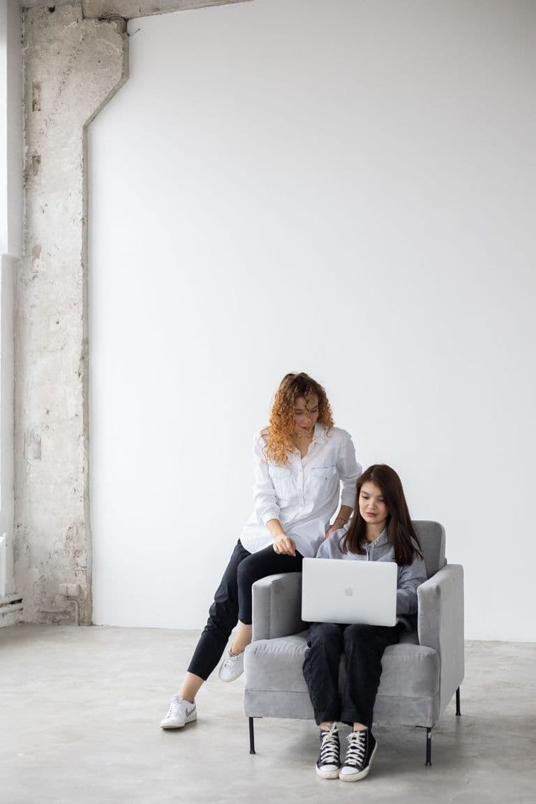 Entrepreneures travaillant sur un ordinateur portable dans un espace de coworking