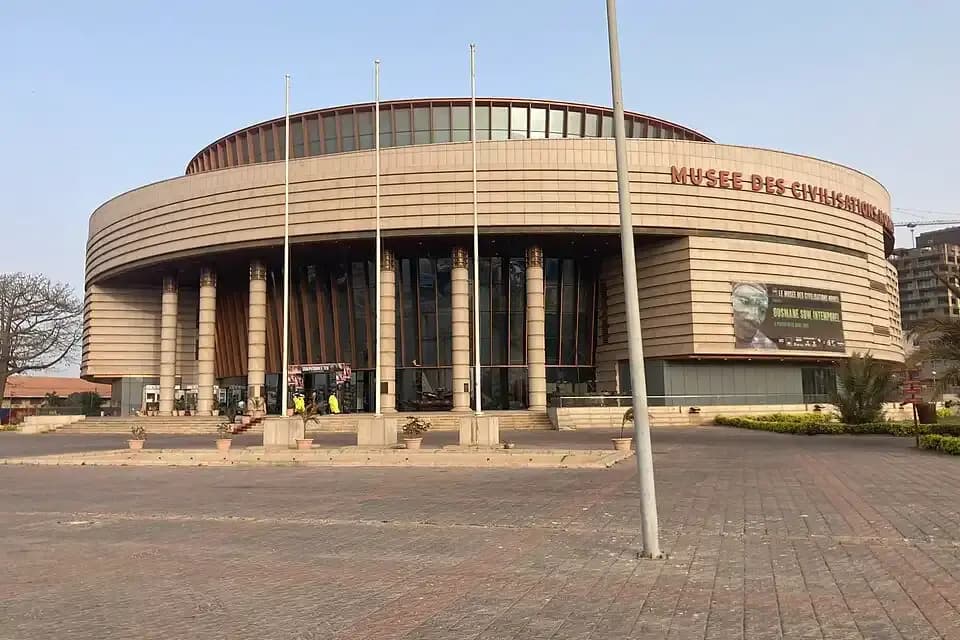 Bâtiment circulaire du Musée des civilisations noires à Dakar, l'un des lieux de la Biennale Dak'Art 2026