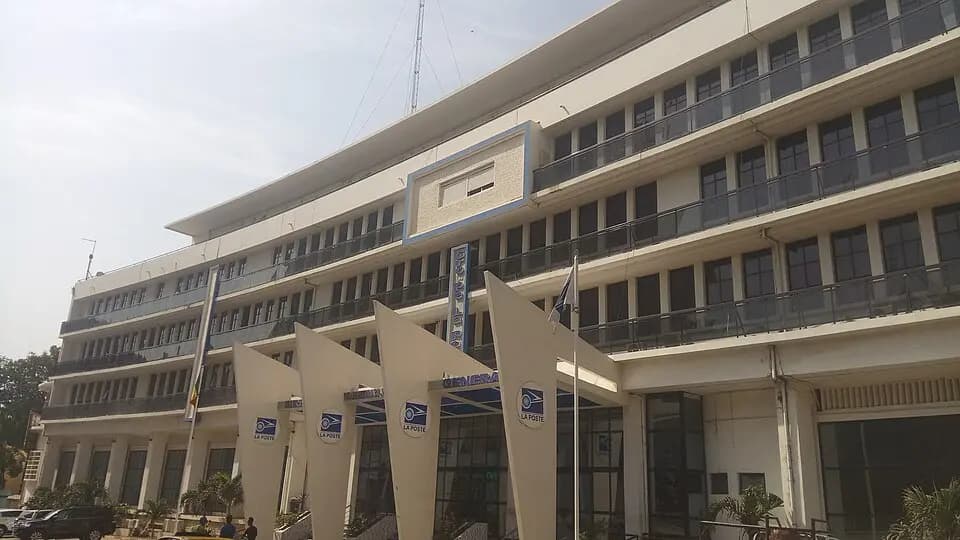 Façade de la Direction générale de La Poste du Sénégal, avenue Peytavin à Dakar