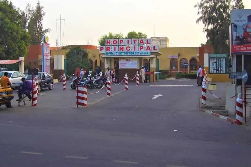 Entrée de l'Hôpital Principal de Dakar, hôpital d'instruction des armées, avec sa barrière rouge et blanche
