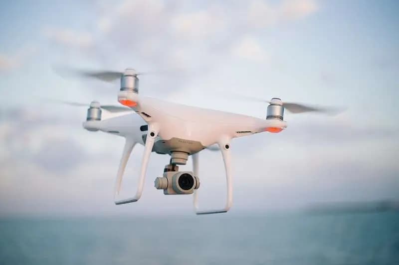 Drone quadricoptère équipé d'une caméra en vol