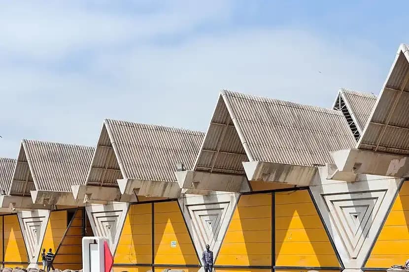 Pavillons jaunes à toits en pointe du Centre international du commerce extérieur du Sénégal (CICES), à Dakar