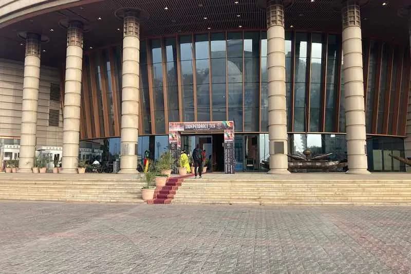 Façade à colonnes du Musée des civilisations noires à Dakar