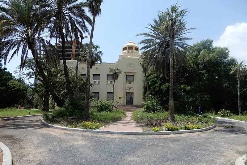 Façade du Musée Théodore Monod d'art africain à Dakar, bâtiment de style néo-soudanien entouré de palmiers