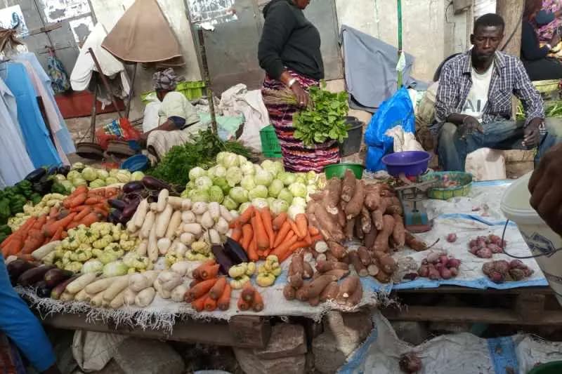 Étal de légumes (carottes, manioc, aubergines) au marché central de Rufisque, près de Dakar
