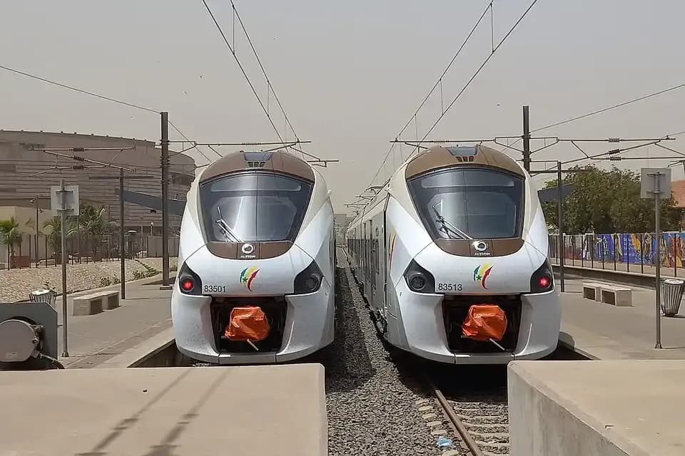 Deux rames du Train Express Régional (TER) de Dakar à quai, face à face, sous un ciel voilé