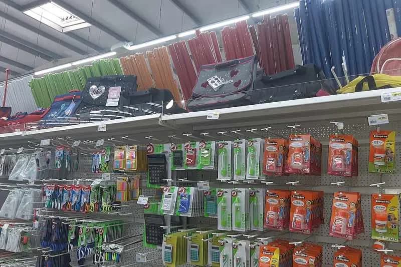 Rayon d'articles de papeterie dans un magasin de fournitures à Dakar