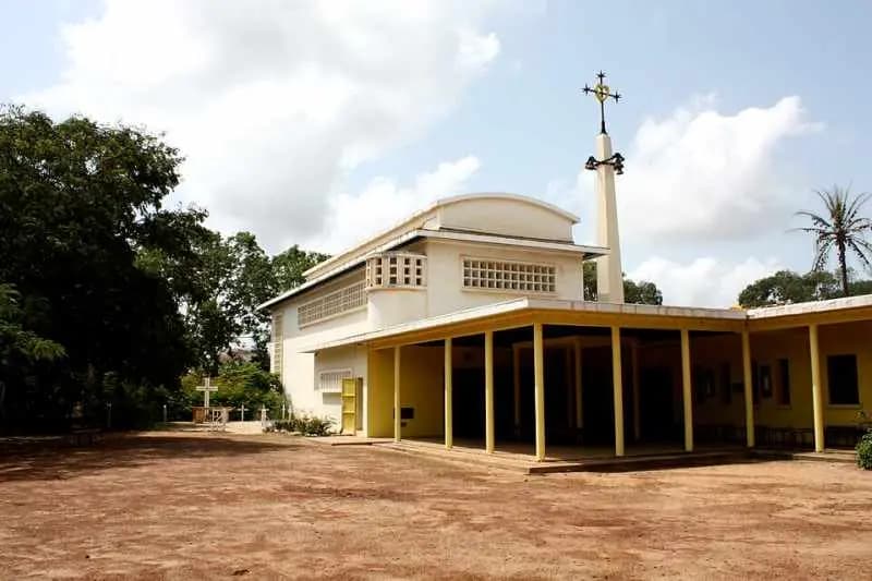 Église de l'abbaye bénédictine de Keur Moussa, avec son clocher et sa galerie à colonnes
