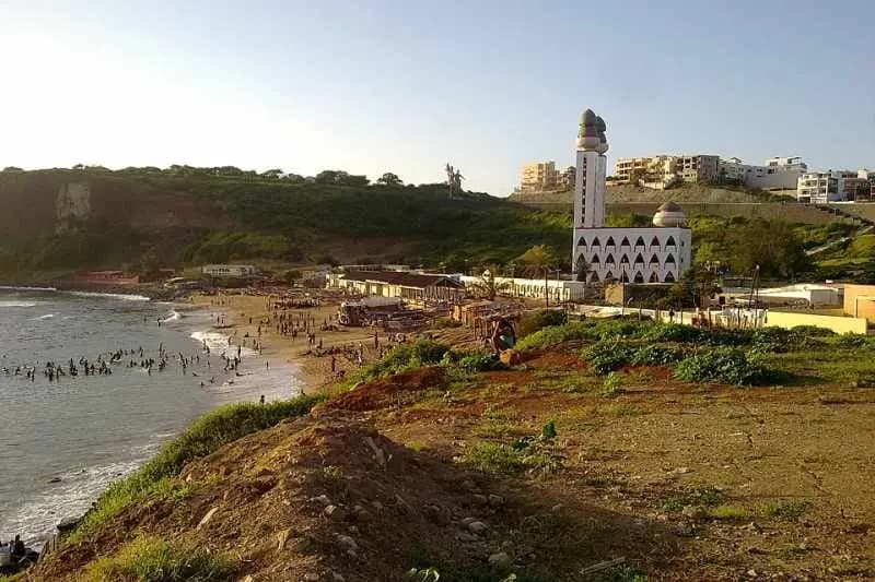 Baigneurs sur la plage de Ouakam à Dakar, au pied de la mosquée de la Divinité
