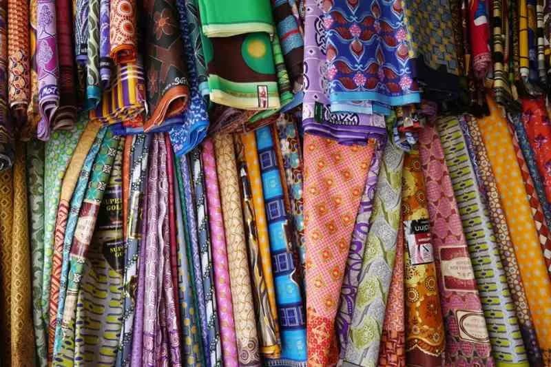 Boutique de pagnes aux tissus colorés au Sénégal