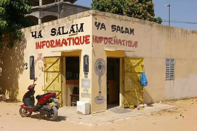 Boutique d'informatique de quartier au Sénégal, exemple de petite entreprise commerciale