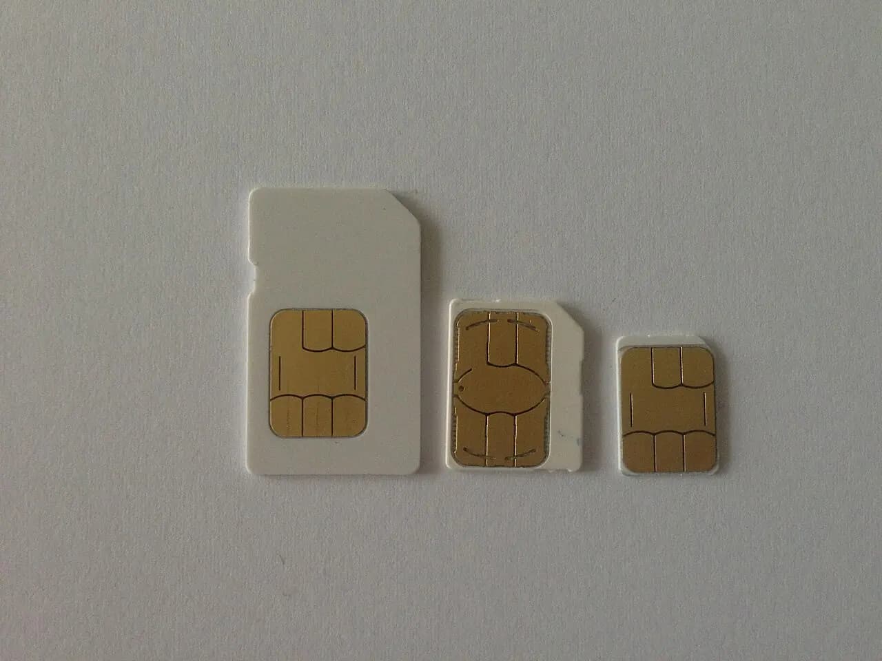 Trois cartes SIM aux formats mini, micro et nano posées côte à côte