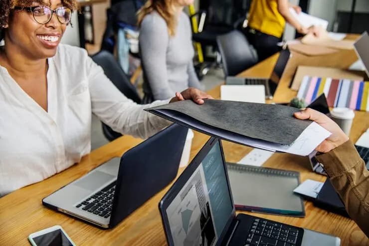 Plusieurs personnes travaillant dans un bureau