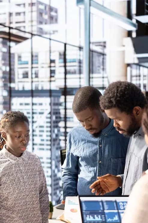 Équipe d'entrepreneurs noirs collaborant sur une stratégie d'investissement mondiale
