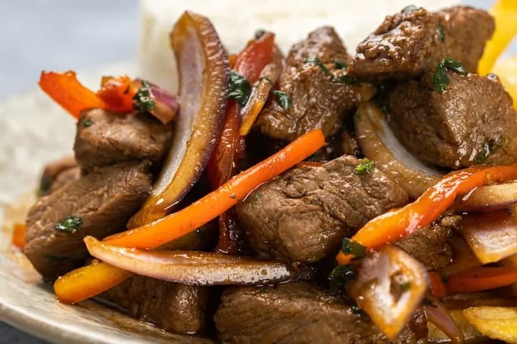 Plat de viande rôtie et de légumes préparé pour un buffet d'événement