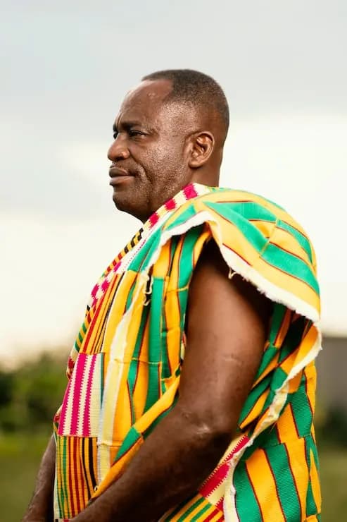 Homme africain âgé en vêtements traditionnels