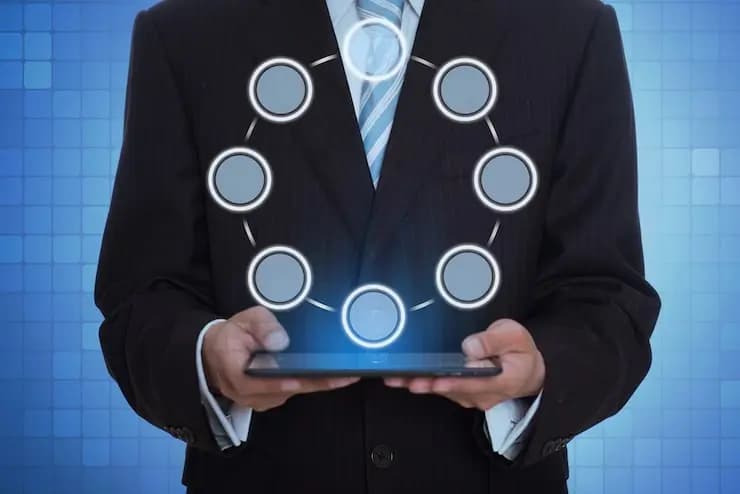 Homme utilisant une tablette holographique