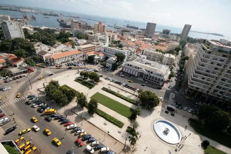 Vue aérienne de la place de l'Indépendance et du quartier des affaires du Plateau à Dakar, avec le port en arrière-plan