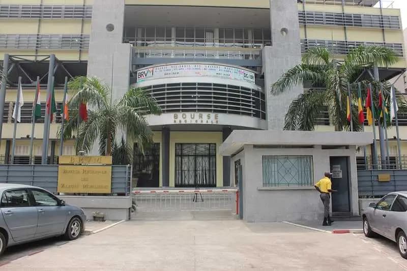 Entrée du siège de la Bourse régionale des valeurs mobilières (BRVM) à Abidjan, avec les drapeaux des pays de l'UEMOA