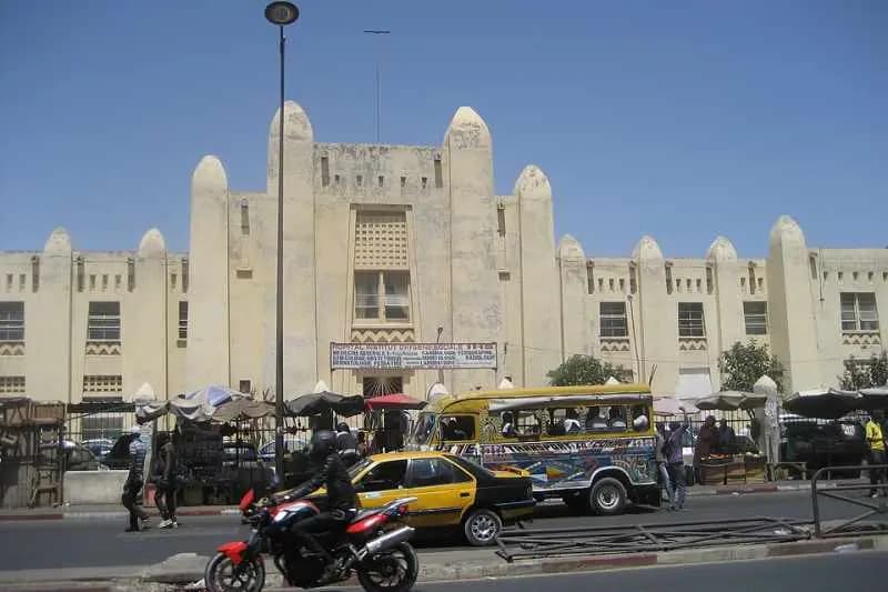 Façade de l'Institut d'hygiène sociale, avenue Blaise Diagne à Dakar