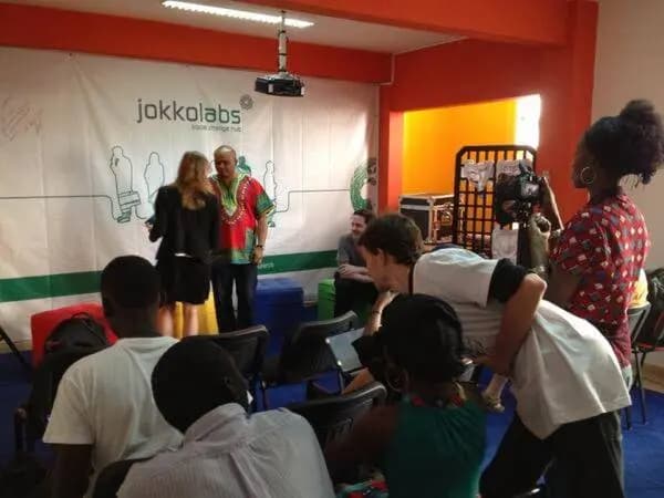 Rencontre entre entrepreneurs et porteurs de projets dans l'espace de coworking Jokkolabs à Dakar