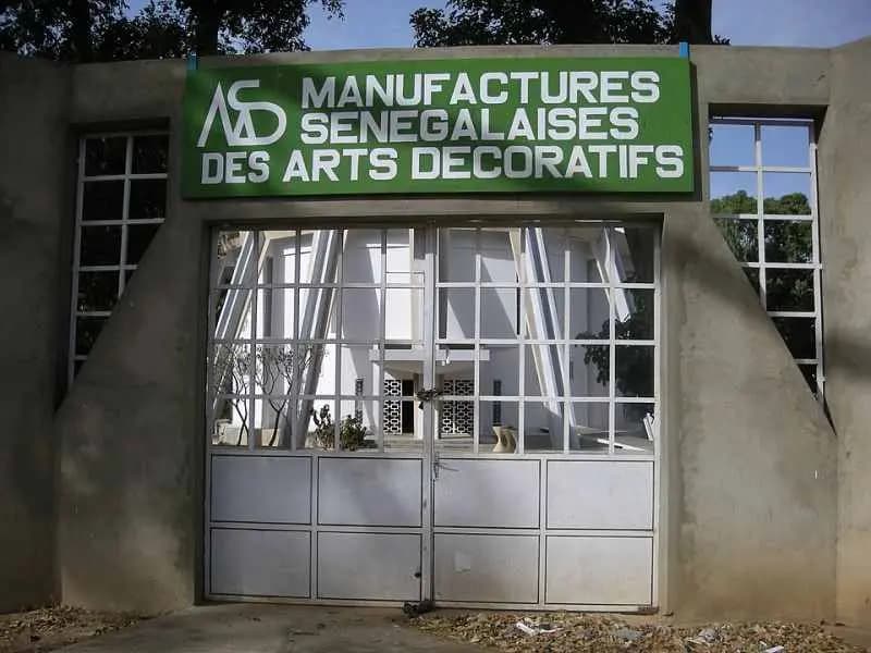 Entrée des Manufactures sénégalaises des arts décoratifs à Thiès, avec son enseigne verte