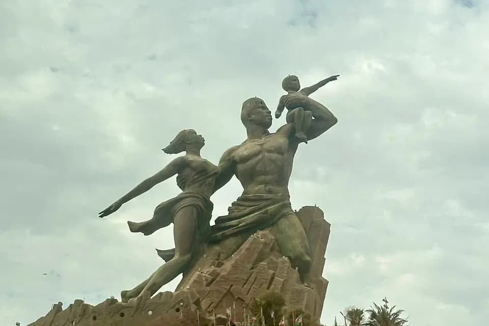 Statue du Monument de la Renaissance africaine : un homme portant un enfant, aux côtés d'une femme, sur la colline des Mamelles à Dakar