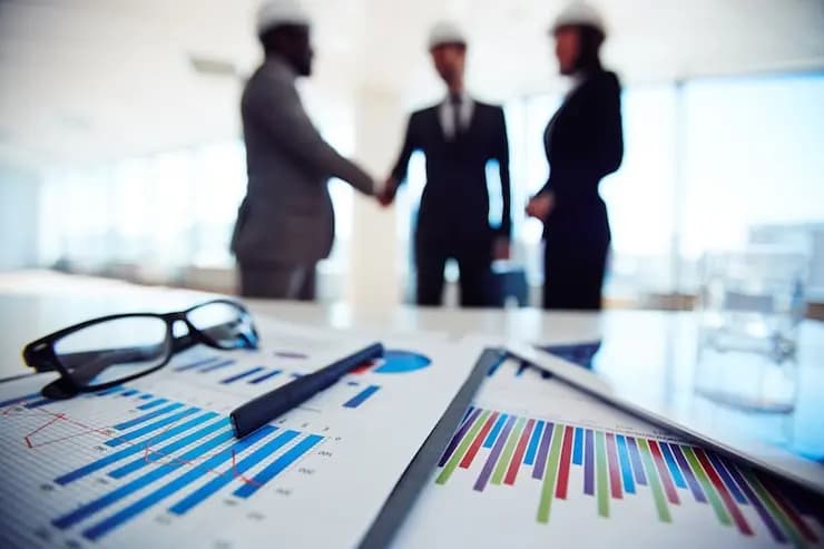 Cadres d'entreprise discutant d'un plan lors d'une réunion