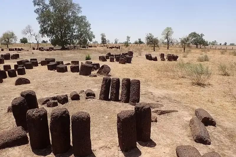 Cercle de pierres latéritiques dressées sur le site mégalithique de Sine Ngayène, au Sénégal
