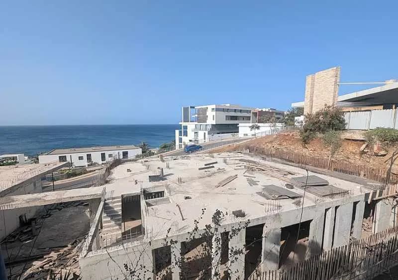 Chantier de construction avec vue sur l'océan à Dakar