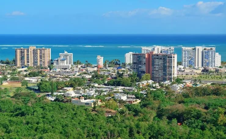 Vue aérienne de San Juan, à Porto Rico, sous un ciel bleu et au bord de la mer